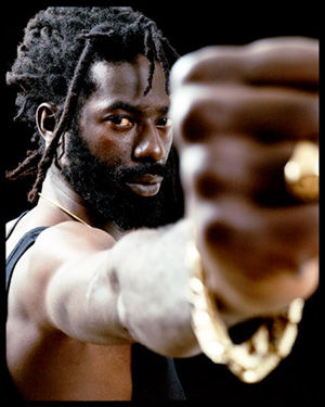 Buju Banton wint de Reggae Grammy en verschijnt voor de rechter.