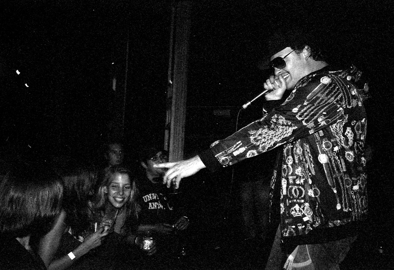 Johnny den Artiest: "In mijn dromen ben ik een geboren performer!"