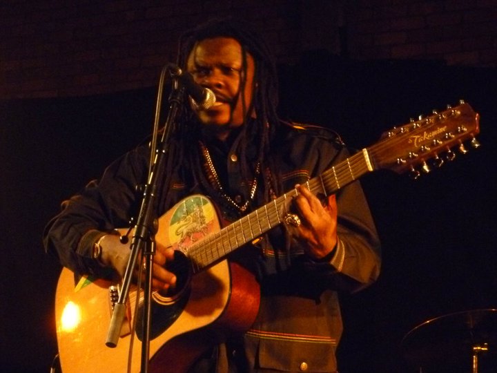 Luciano bouwt toch nog een legendarisch doe-het-zelf-feestje in de Waagnatie