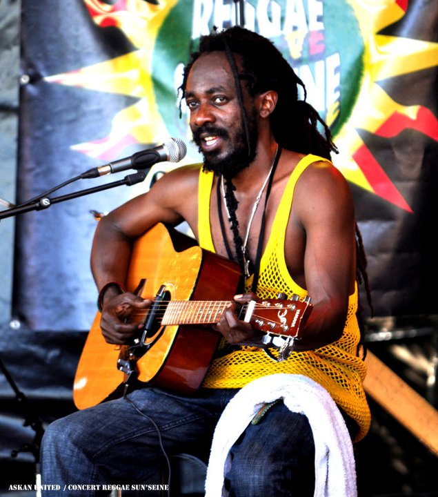 Anthony John: "You can even sing when you stamp your feet or when you clap your hands!"