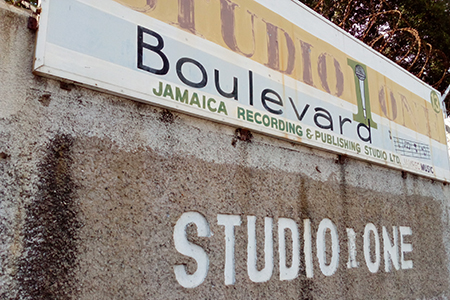 Jah Shakespear in Jamaica: Het orgeltje van Jackie Mittoo, op bezoek bij Studio One