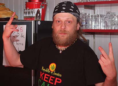 Chris Roots: "La musique, c'est une passion, je suis un animateur radio bénévole et je m'implique encore plus que pour un taff payé!"