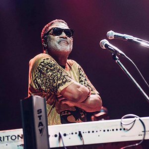 R.I.P. Tyrone Downie (1956-2022): toetsenman van The Wailers, Taxi Gang, Youssou N’Dour en vele anderen